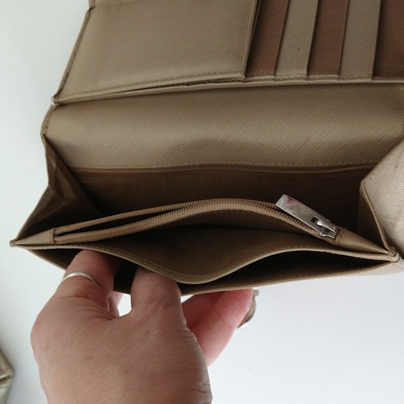 AUTHENTIC SALVATORE FERRAGAMO BEIGE LEATHER BI-FOLD WALLET - Picture 4 of 9